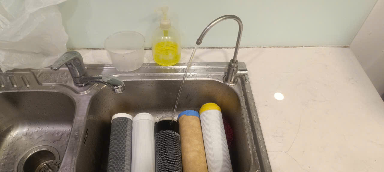 Nước máy lọc nước có mùi hôi: Nguyên nhân và cách xử lý